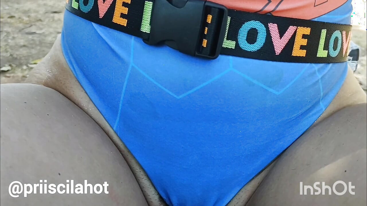 Ehefrau zeigt haarigen cameltoe am karneval
