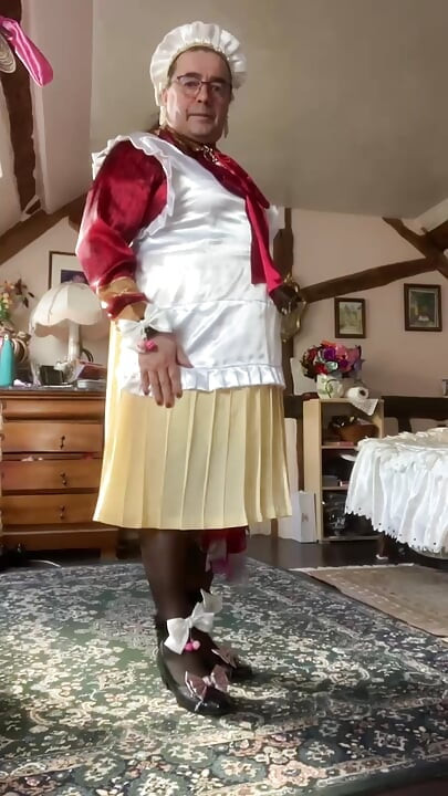 In a vinatge boniche outfit for a day