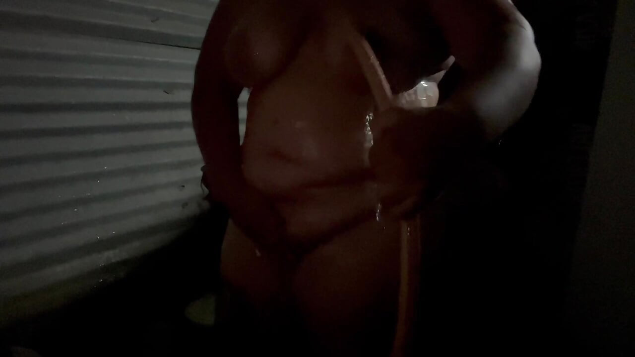 लड़की अपने स्तनों को बहुत अमीर और तंग चूत को छूकर बहुत कामुक शॉवर लेते हुए खुद को रिकॉर्ड करती है।