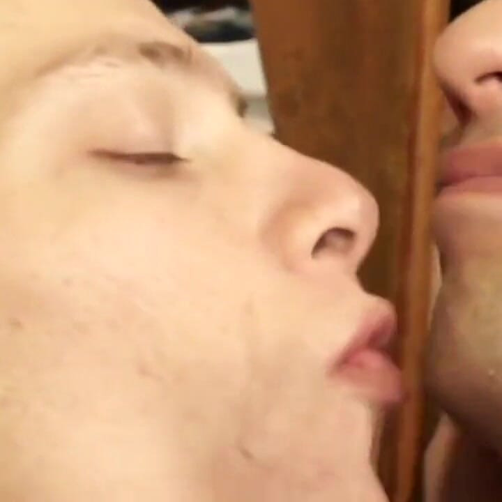 Leitada amadora com gêmeos gays chupando todos os seus amigos para o esperma