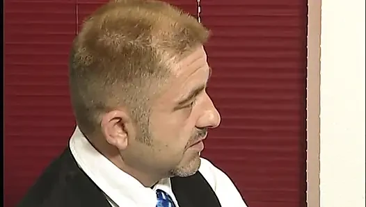 Sevimli esmer genç kız yaşlı bir adam tarafından kırbaçlanıyor
