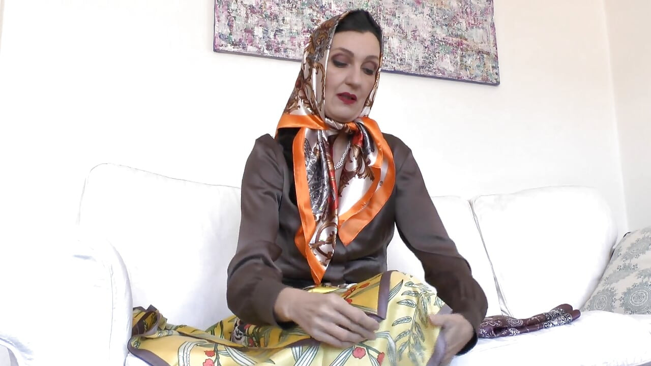 Jocuri incitante cu eșarfă din satin! Doamna Victoria Valente