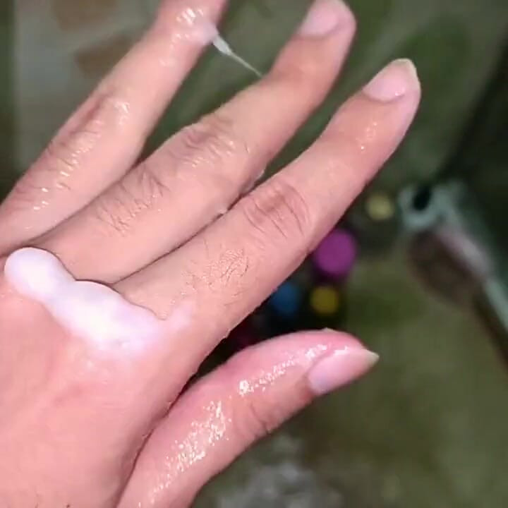 シャワーで冷たいジェルで素早くジャークオフ。私の精液は素晴らしくて濃いです