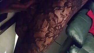 Milf caliente da mamada en el gloryhole mientras mi esposo se masturba