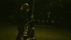 Perverz pár együtt maszturbál egy nyilvános parkban