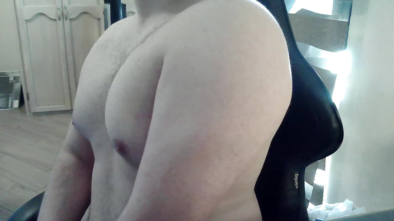 Muscular camboy works out his upper body