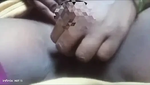 У моей киски волосы стали длинными, я должна их подчищать.