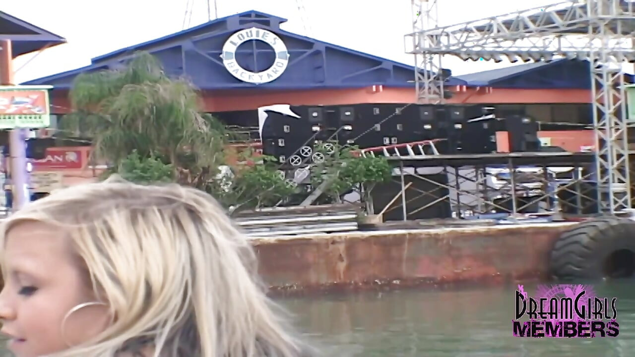 Скачка на лодке на весенних каникулах становится дикой