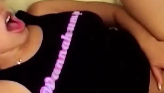 Azgın zenci orta yaşlı seksi kadın büyük bir büyük zenci yarağına biniyor ve ateşli dölle doluyor