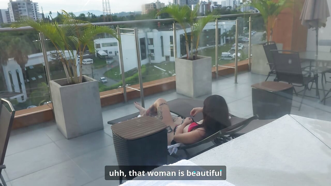 I meet girl in the pool and I convince her to fuck