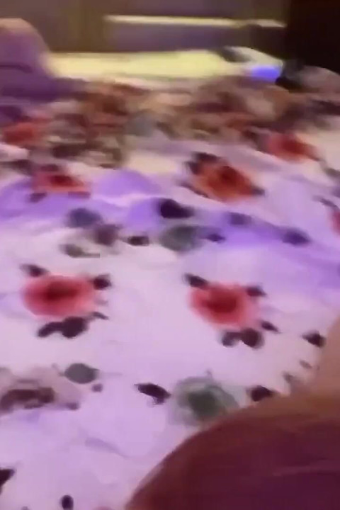 美しさは彼女の弾性猫をオフにジャークし、カメラの前で彼女のお尻を愛撫します