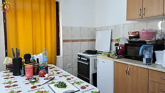 Mila naturist masak saus daging terbaik sambil bugil