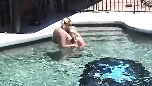 Persiapkan seks foursome yang bikin kamu bahagia