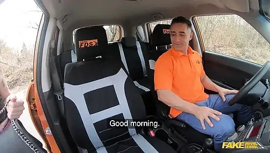 Fake driving college - eine tätowierte blondine reitet gerne Schrotflinte und thicc schwanz