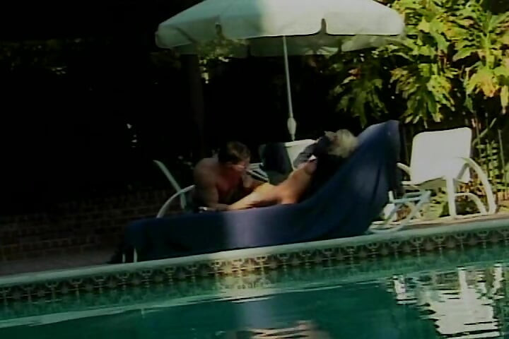 Incrível loira gata recebe um facial depois de foda ao ar livre na piscina