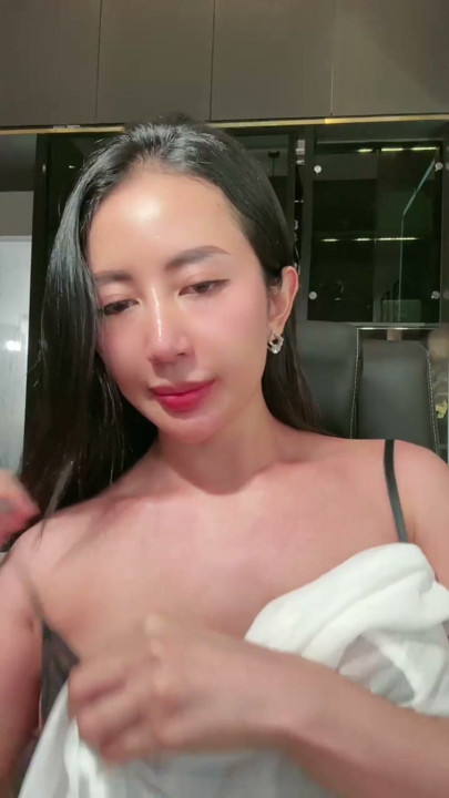 CHICK LIKES TO CUM IN PUBLIC, VIDEO CALL SWIPE PUSSY | Clip 2