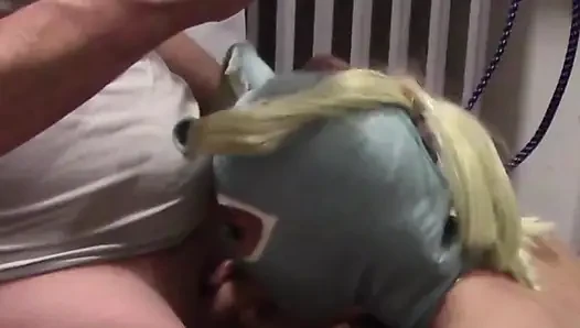Sarı iki kuyruklu MILF ağzına alıp boşalıyor