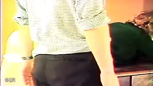 Zavallı genç ateşli kız sınıfta götüne şaplak atıyor