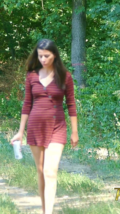 Mokré oblečení se převléká venku a zoufale čůrá