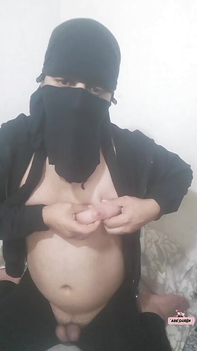 아랍계 미스트리스 Ladyboy Salma가 가슴을 거칠게 가지고 놀아