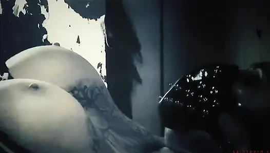 Tallulah tease dövmesine döl alıyor