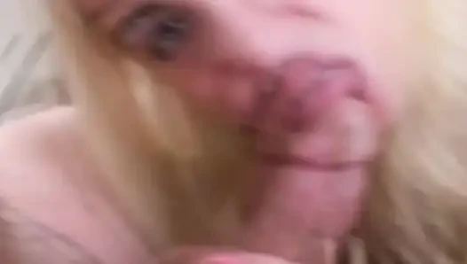 Blonde schönheit bekommt tiefe kehle