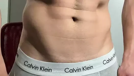 Genç adam boksör ve balaclava ile yarağını okşuyor
