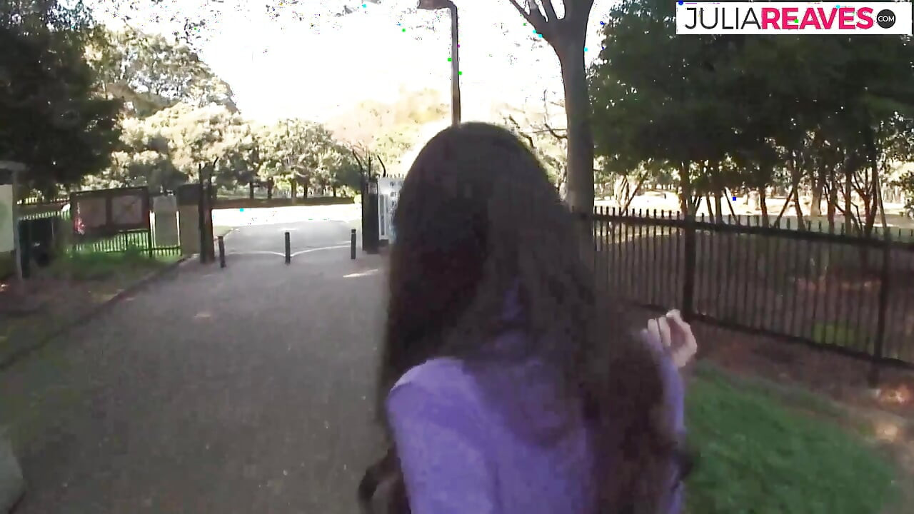 Das behaarte mädchen bekommt nach dem blowjob eine enge muschi, gefüllt mit einem großen schwanz