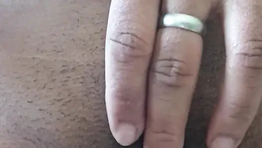 Rekaman video solo cewek amatir ini lagi asik muasin memeknya sendirian sampai orgasme berkahir