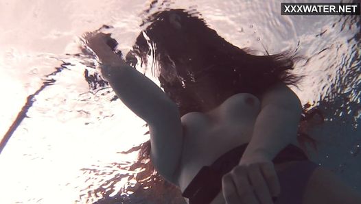 Emi Serene masturbates underwater in the pool