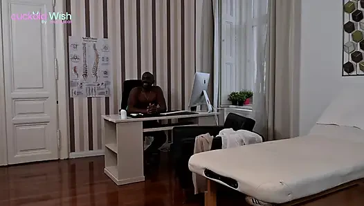 Genç Kate'in büyük zenci doktoru var
