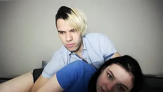 Юная пара перед вебкамерой