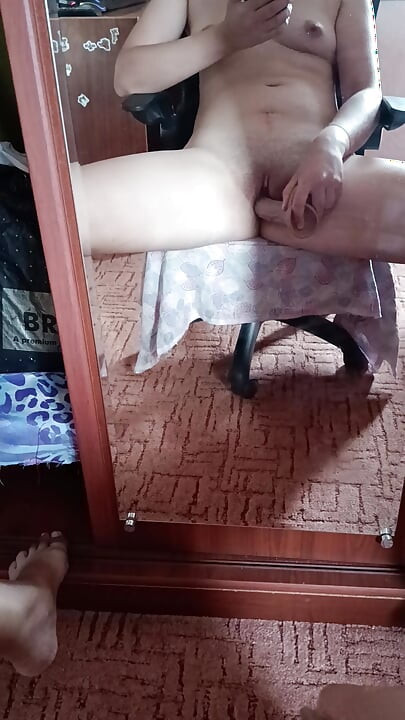 Sam w domu przed lustrem, masturbacja POV dildem