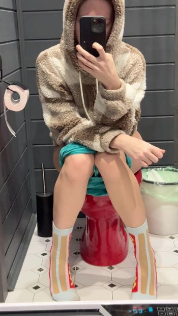 ragazza che piscia in bagno adorazione