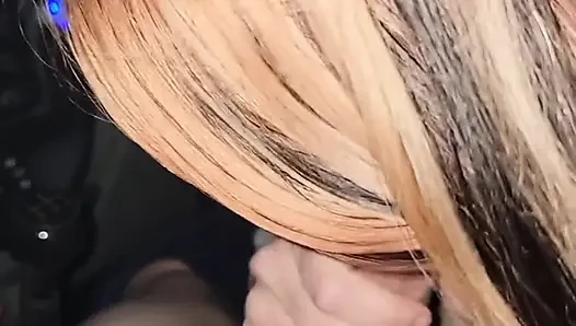 Süßes schätzchen gibt meinem riesigen schwanz einen heißen blowjob im auto