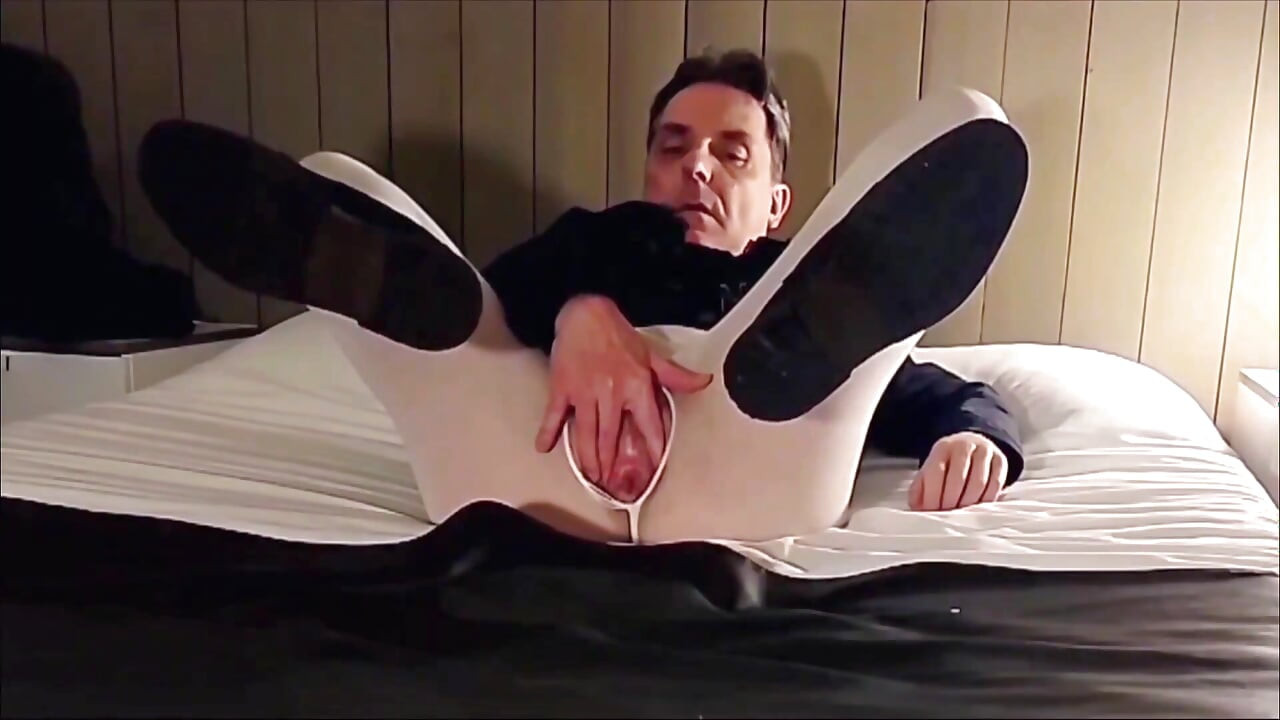 Açık beyaz külotlu çorapla yarak okşuyor ve dildo sokuyor