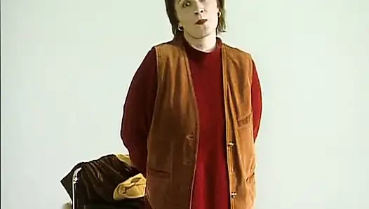 Зрелая дама из Германии показывает свои большие сиськи на кастинге