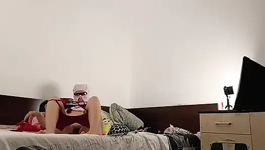 Wanita amatir bersenang-senang mencoba pakaian dan memotongnya.