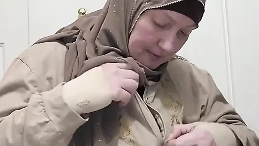 Ich lasse meinen Hijab an, aber ziehe den rest meiner kleidung aus