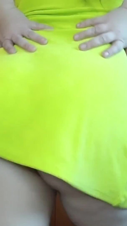 Walking and farting in green dress without panties. | Clip 1