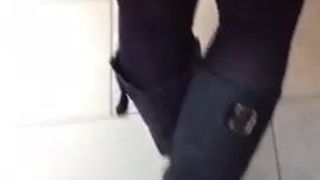 Aziatische vrouw in lift