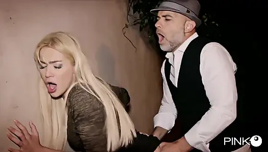 Cherry kiss si cewek cantik rambut pirang suka banget di-anal