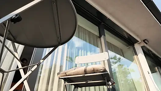 İnanılmaz ateşli ve güzel sıska üniversiteli kız açık havada parlayan güneşin altında kısa eteğinin altında ne olduğunu gösteriyor
