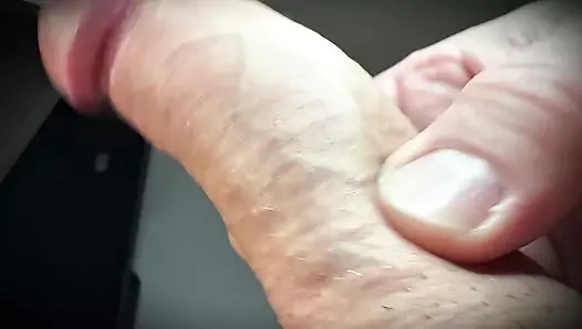 Büyük beyaz penis yakın çekimde fışkırtıyor