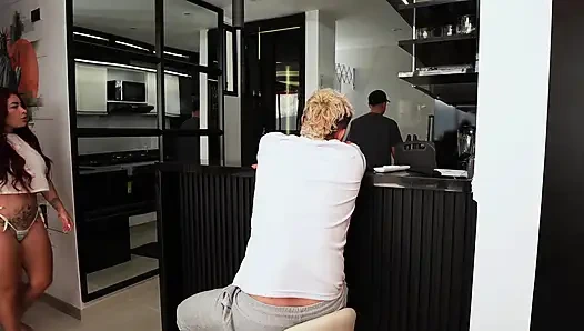 Я трахаю девушку своего соседа по комнате, я куколду своему лучшему другу на его глазах