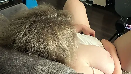 Üstte büyük. Yan taraftaki kamera, tombul kişinin mastürbasyon yaptığını ve video kaydettiğini izliyor.