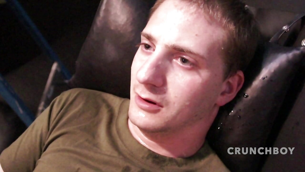 Gay muda mengisap teman lurusnya dan disetubuhi dari belakang