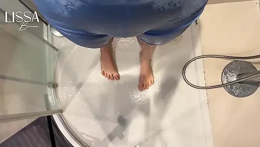 Aku nekat kencing di celana yogaku