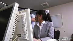 Miyuki Ojima šuká svého šéfa v kanceláři
