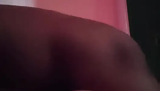 Hintli seksi kız büyük göğüslerini emiyor ve tam sert seks